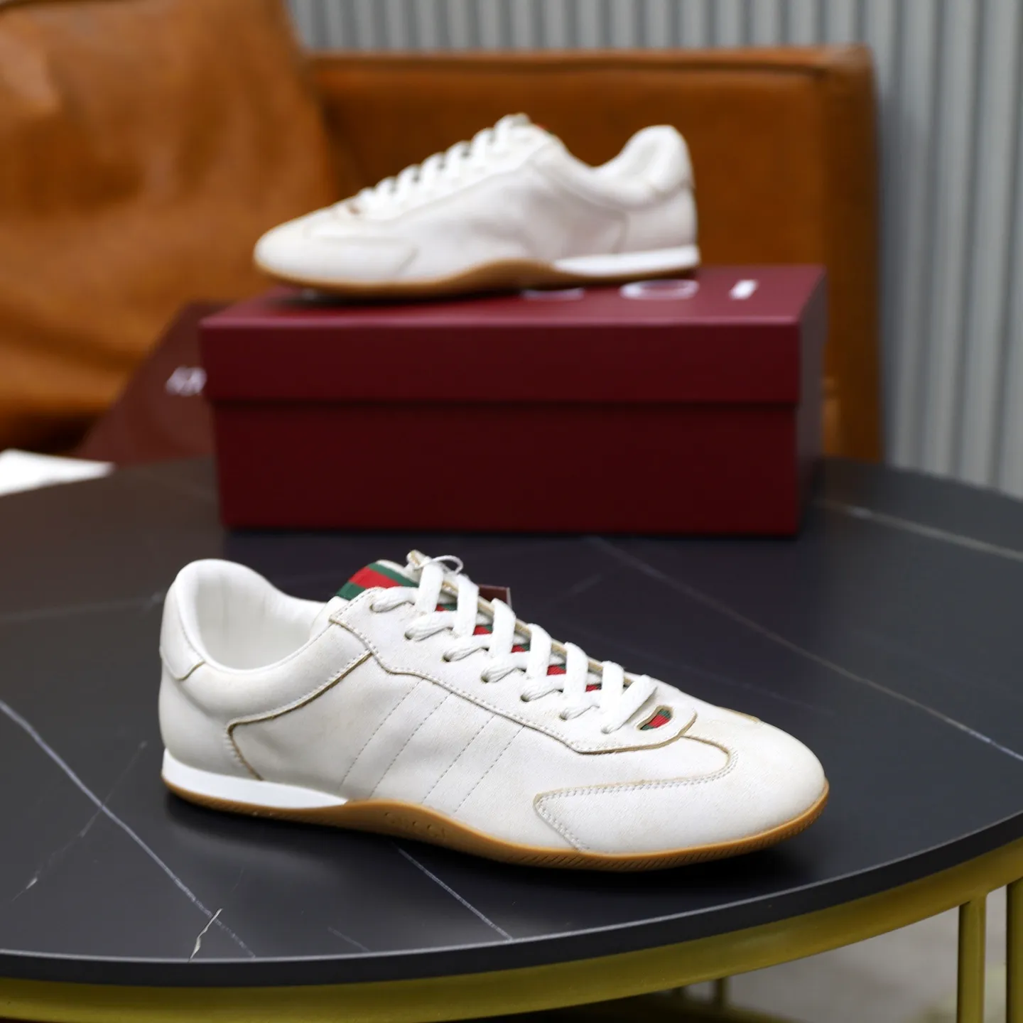 Ex-factory price: 580💰💰Gucci Shift series couple's sports shoes ❗❗ The Gucci Shift series is newly launched, with a lightweight design that reinterprets sports style. The neat silhouette adds a sense of freedom and exudes sophistication when moving. The webbing detail runs like an endless ribbon throughout the design, and the side seam details add a finishing touch. ❗Original development ❗Washed effect cowhide upper ❗Two-color Tpu outsole ❗Size: Female 35-41 Male 39-45